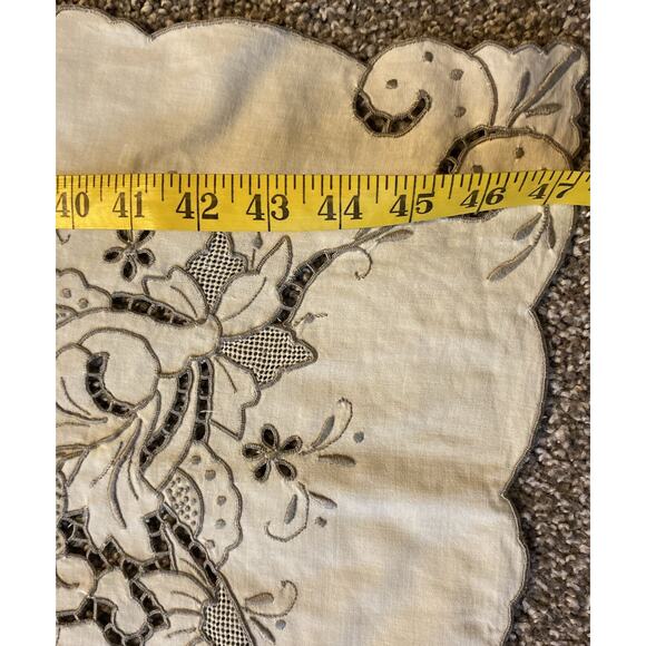 Vintage Tablecloth Cutwork Floral Scalloped Linen 47”x66” & 10 Napkins 10” - Picture 8 of 11